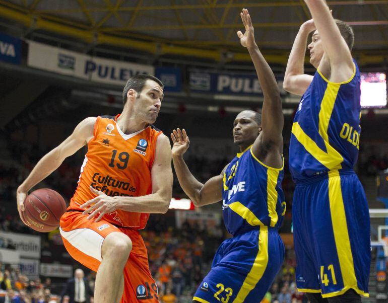 El alero del Valencia Basket Fernando San Emeterio es defendido por los estadounidenses Rickey Paulding y Brian Qvale, ambos del Ewe Baskets Oldenburg, durante el partido de la última jornada de la segunda fase de la Eurocopa de baloncesto disputado esta 