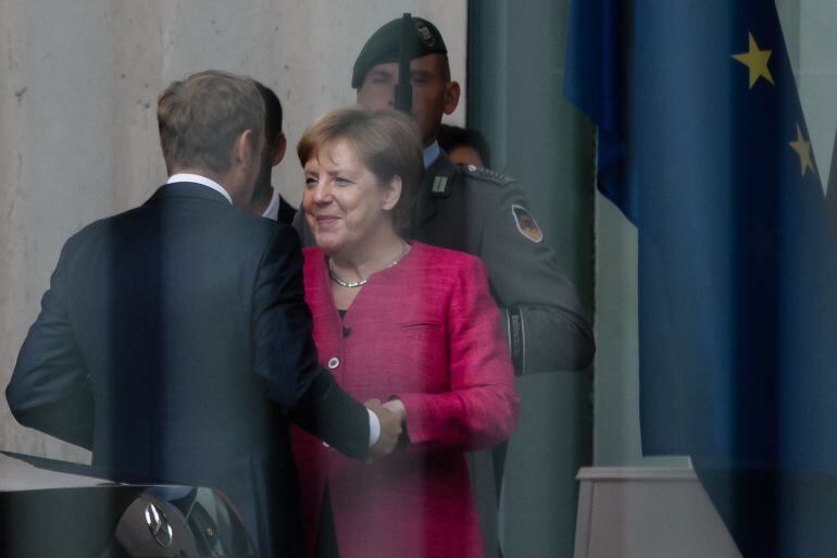 La canciller alemana, Angela Merkel, recibe al presidente del Consejo Europeo, Donald Tusk (izq), en la Cancillería en Berlín 