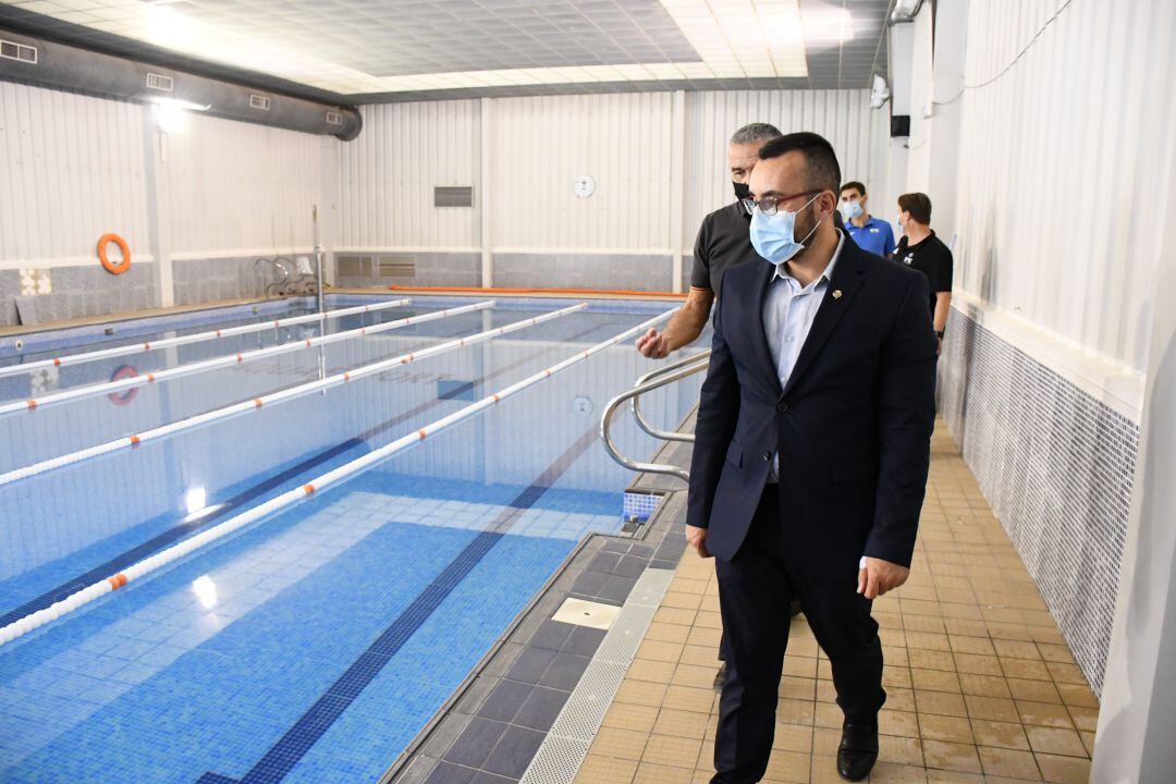 El alcalde de Vila-real, José Benlloch, en su visita a la piscina. 