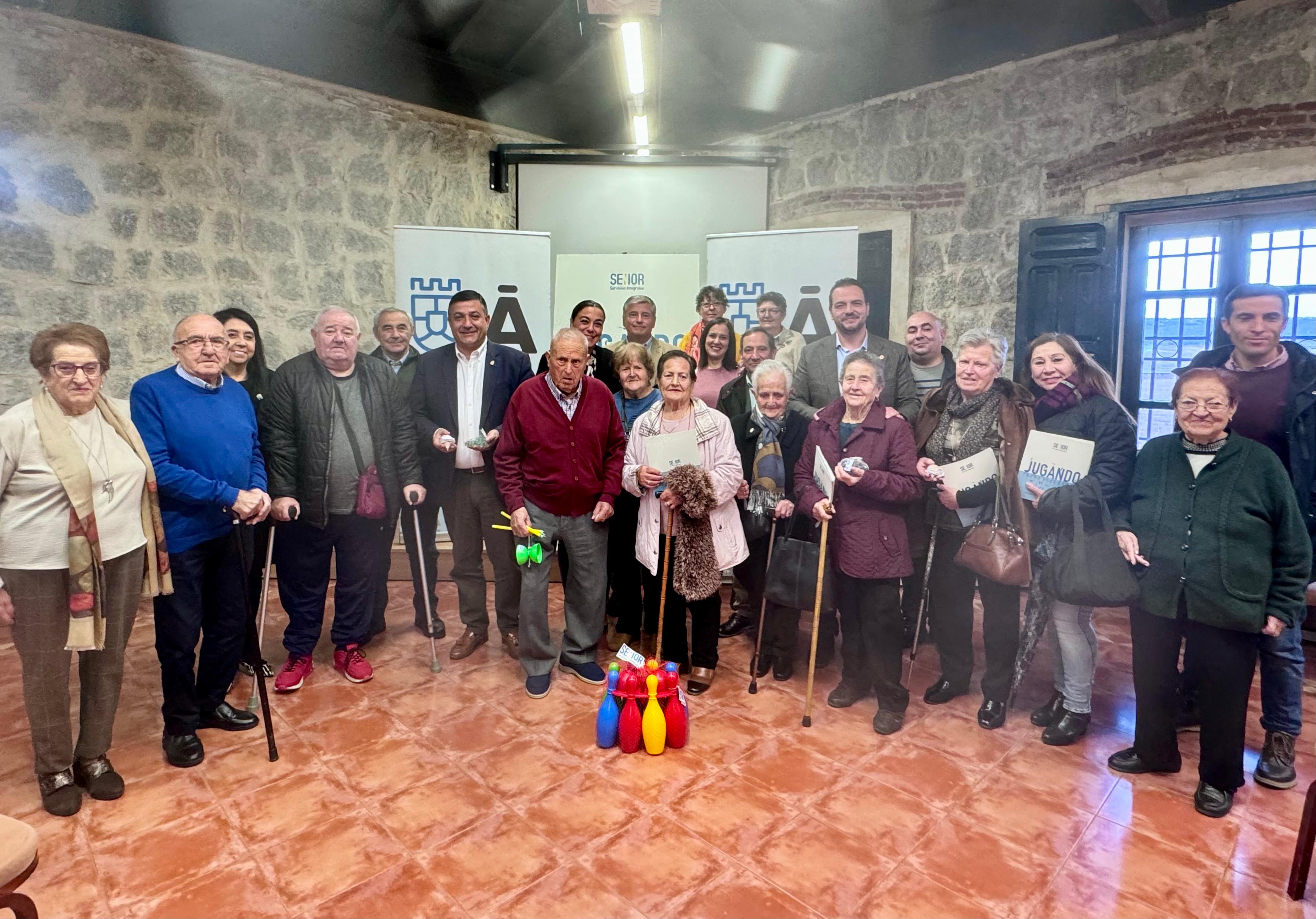 Algunos de los colaboradores en la confección de la revista durante su presentación