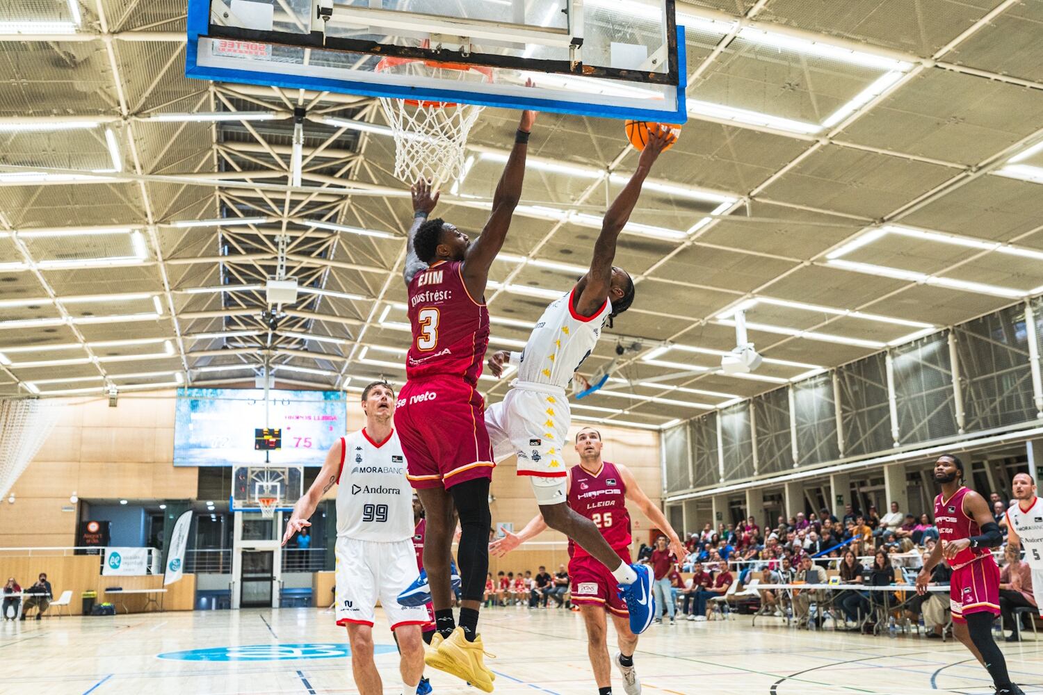 Un moment del partit entre el MoraBanc Andorra i l&#039;Hiopos Lleida del trofeu d&#039;Escaldes