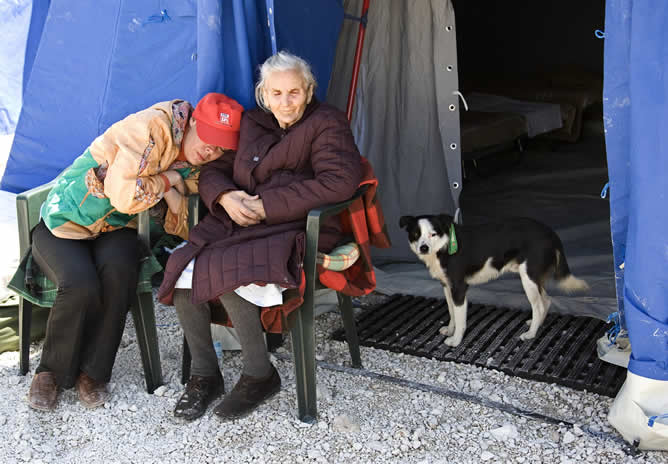 Miles de supervivientes del peor terremoto registrado en Italia en los últimos 30 años pasan una nueva noche a la intemperie o en tiendas de campaña