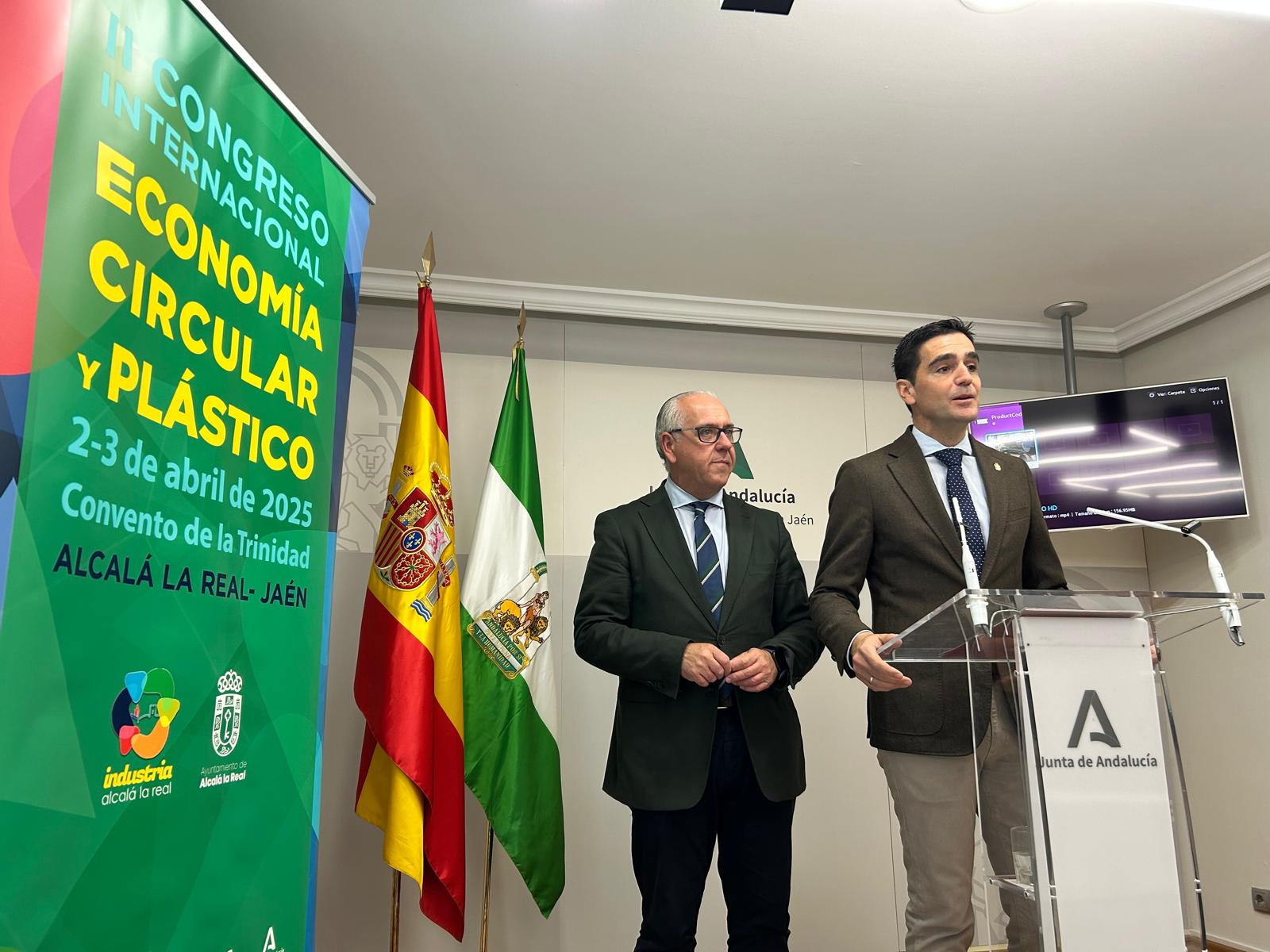 De izqda a dcha, el delegado del gobierno, Jesús Estrella, y el alcalde de Alcalá la Real, Marino Aguilera, durante la presentación del congreso.