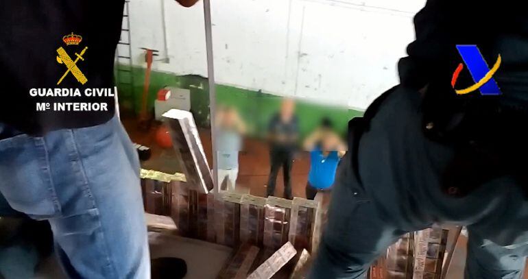 Imagen del vídeo difundido sobre el camión que transportaba más de 51.00 cajetillas de tabaco de contrabando