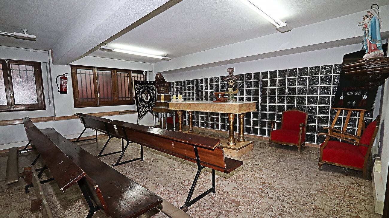 El local dispone de una pequeña capilla para misas mensuales