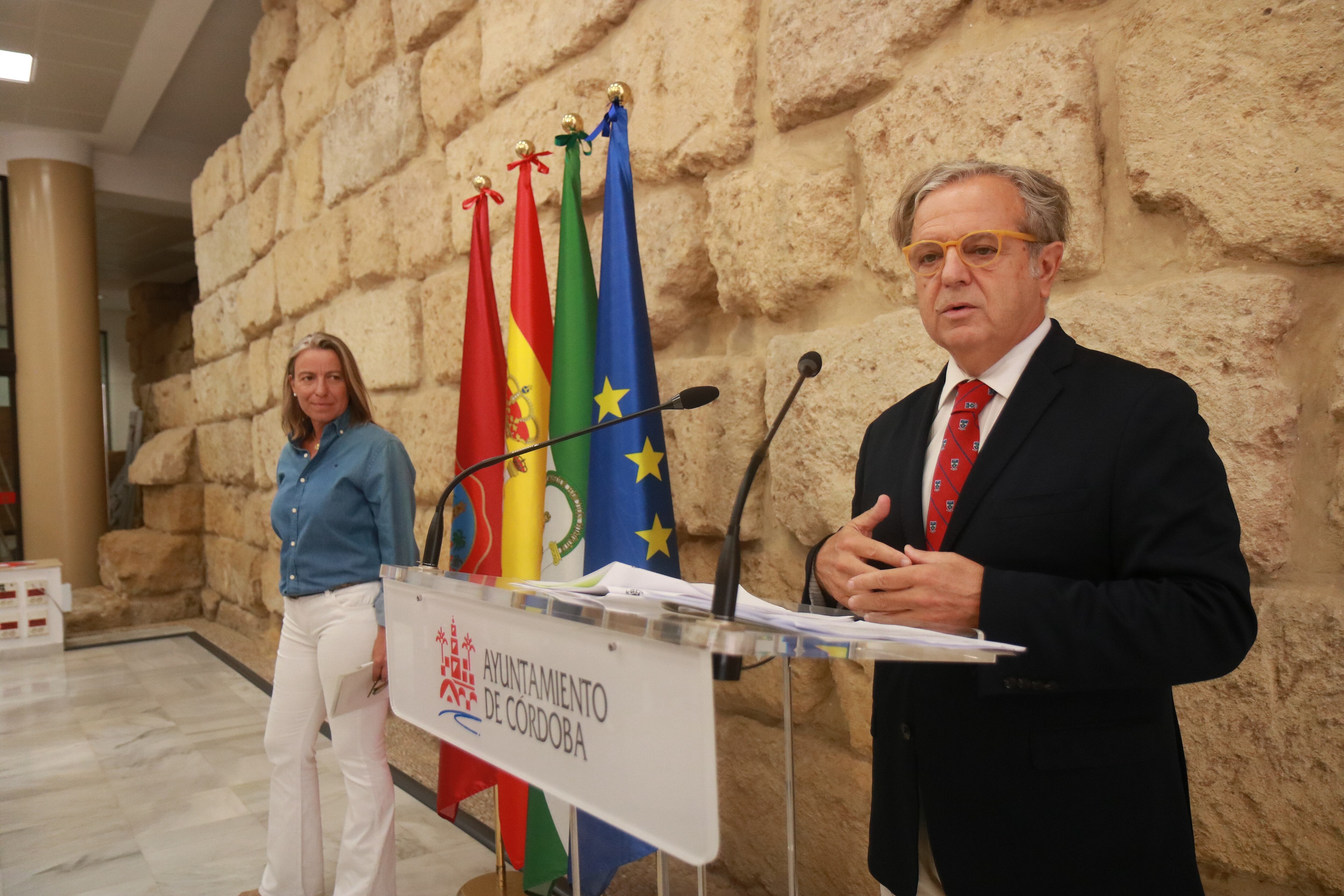 Salvador Fuentes (PP) e Isabel Albás (Ciudadanos), en rueda de prensa tras la Junta de Gobierno Local.