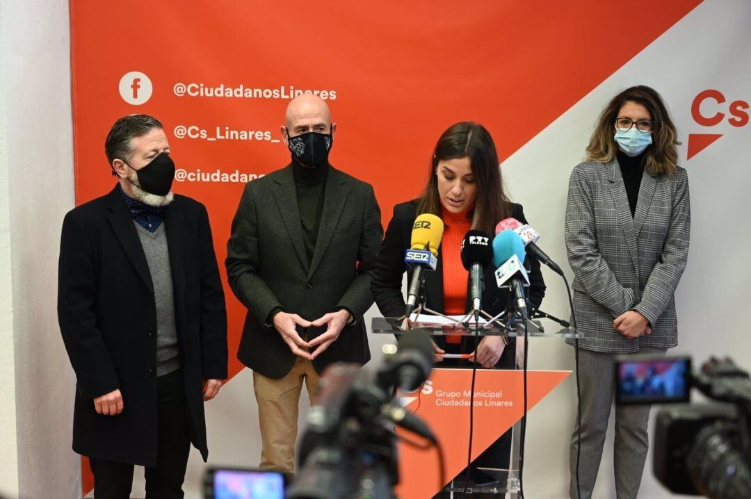 Noelia Justicia, portavoz municipal de Ciudadanos en Linares, junto a concejales de la formación naranja.