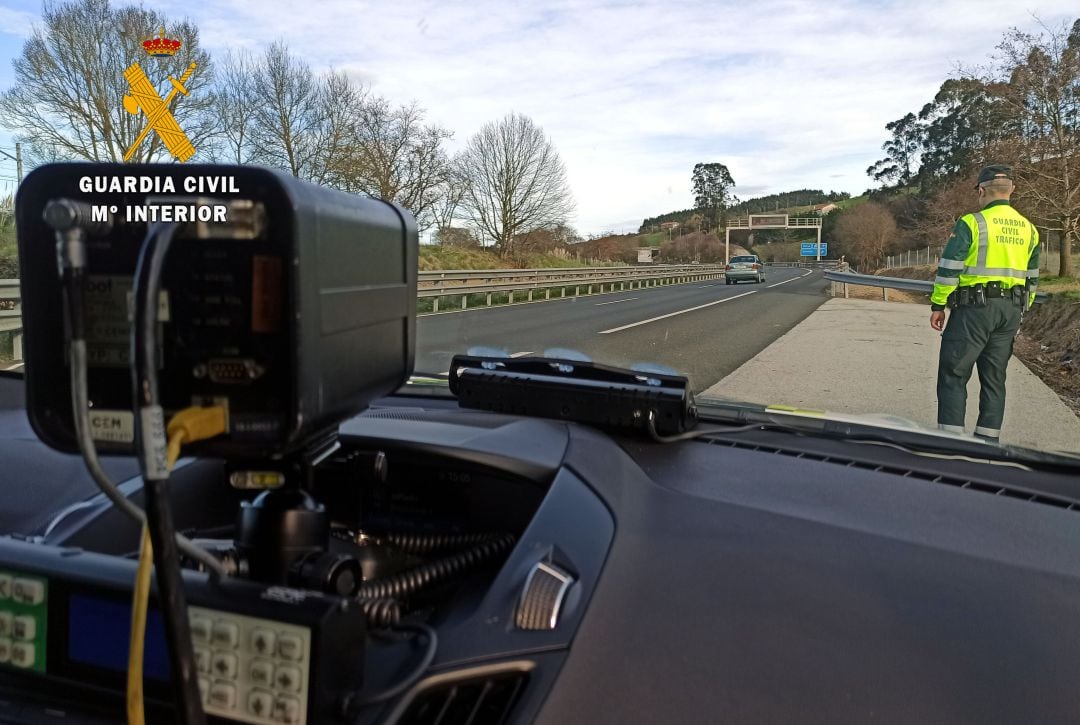 Vehículo radar de la Guardia Civil, en la A-67 a la altura de Polanco