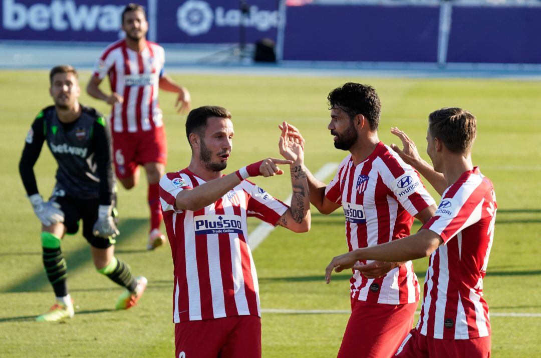 Los jugadores del Atlético celebran su gol al Levante.