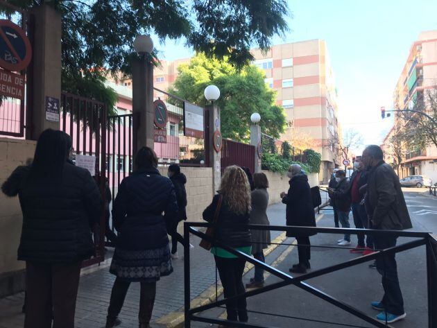 Padres y madres del centro esperan a la puerta para acompañar a sus hijos a la vacunación