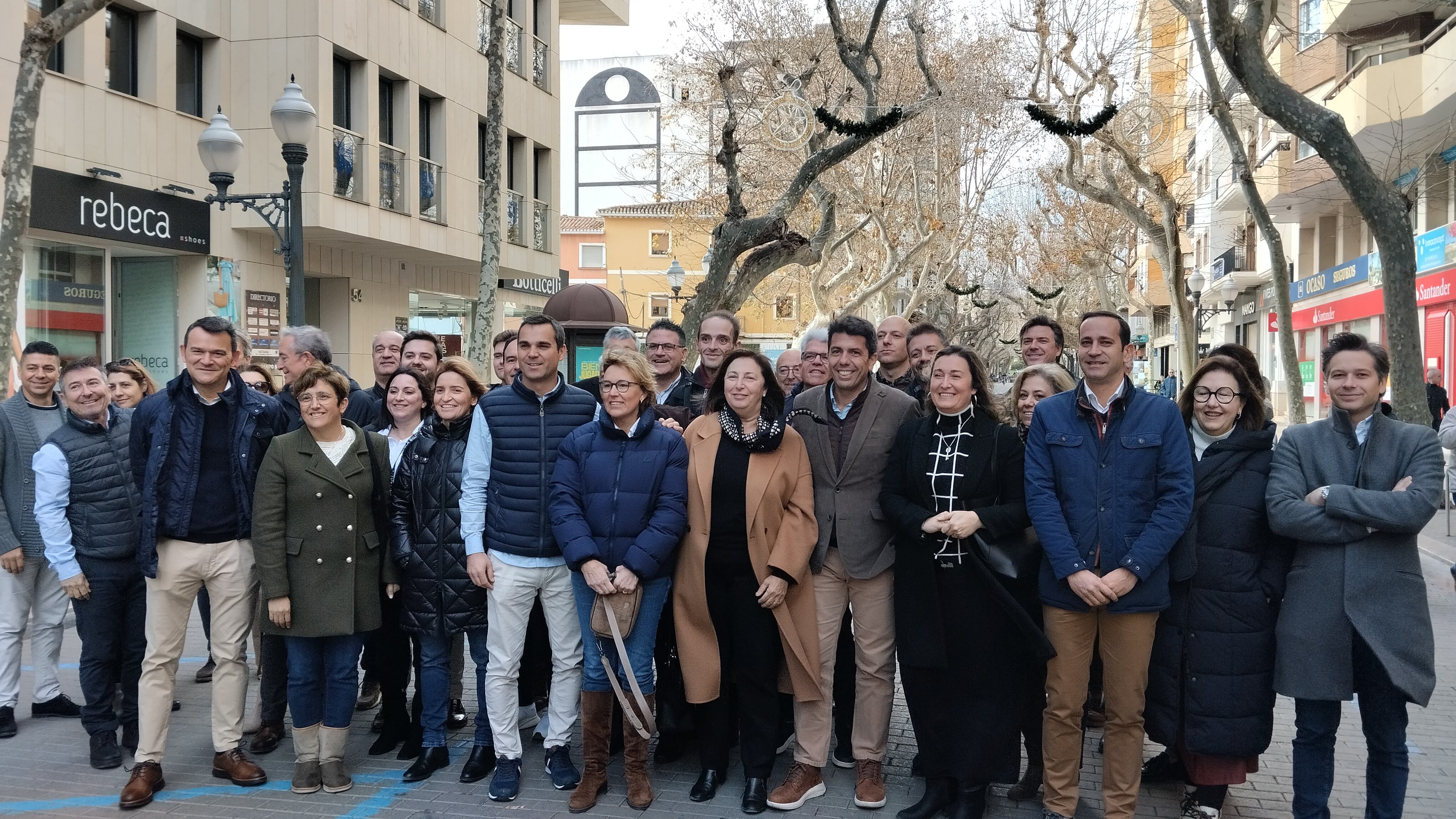 El presidente del PPCV, Carlos Mazón con representantes populares de la  Marina Alta.