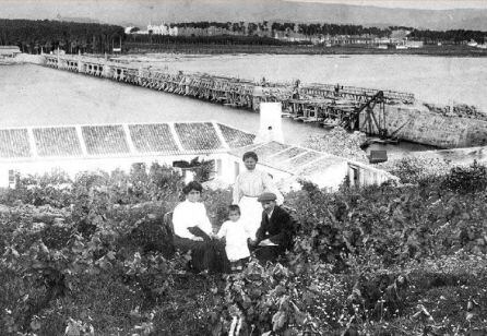 Á dereita, o mestre de obras da ponte, Paulino Clérigo, acompañado da súa dona, o seu fillo e unha coidadora