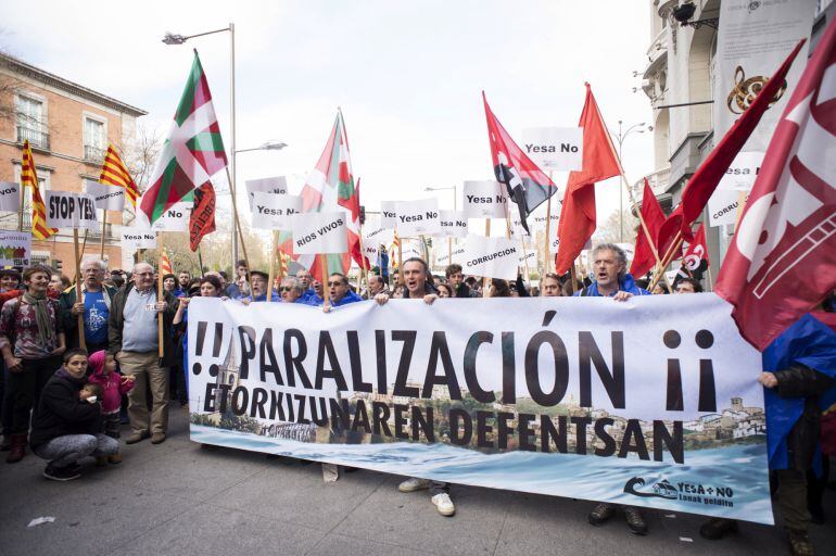 La Asociación Río Aragón y las principales asociaciones ecologistas se manifiestan en contra del recrecimiento del embalse de Yesa, esta tarde frente al Congreso de los Diputados.- 