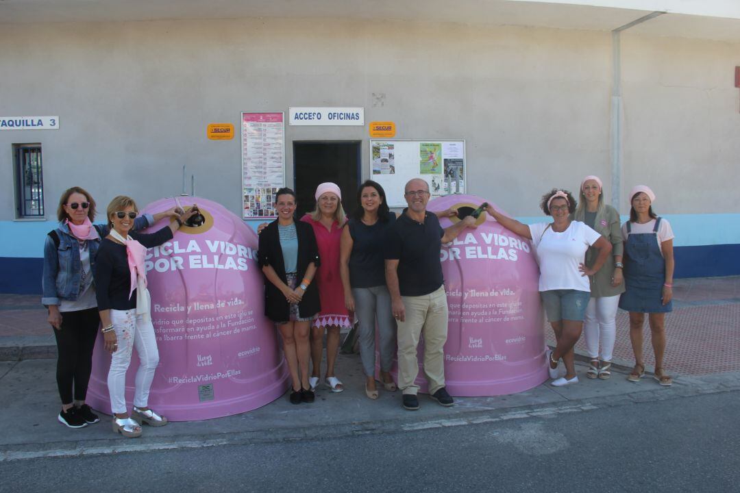 Los concejales de Bienestar Social y Deportes y Limpieza y Participación Ciudadana, María del Carmen Reinoso, Luis Aragón y Beatriz González, acompañados por miembros de la Asociación Española Contra el Cáncer en Almuñécar 