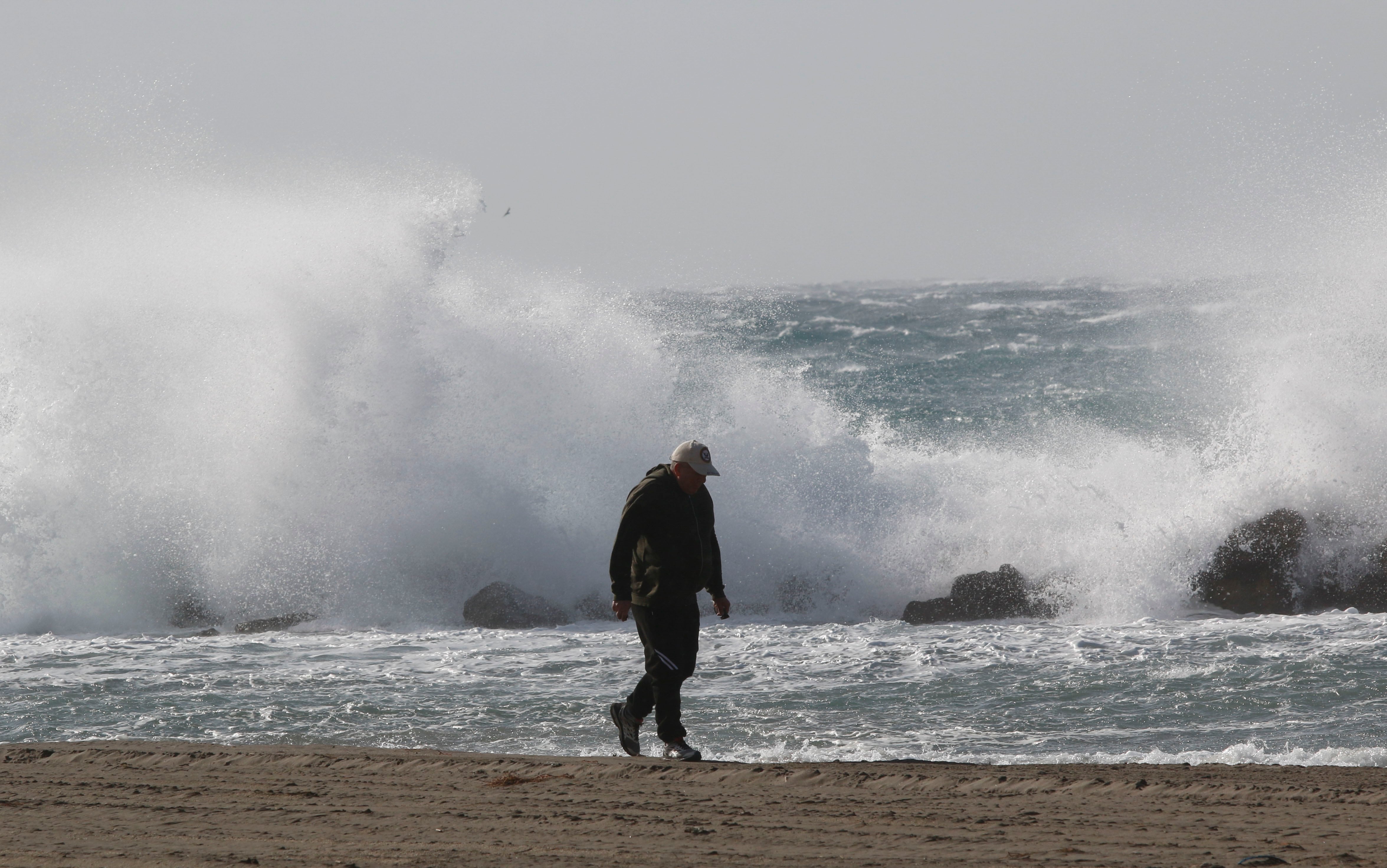 Una persona pasea por la playa 