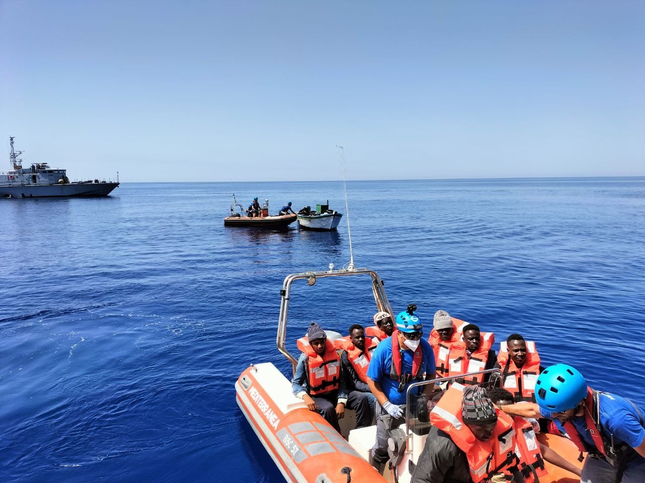 Un total de 281 migrantes llegaron hoy a la isla de Lampedusa, la más al sur de Italia, mientras que otros 336 esperan en dos barcos humanitarios de ONG poder desembarcar después de haber sido rescatados en el Mediterráneo central. La llegada incesante de barcazas a Lampedusa ha vuelto a causar problemas en el centro de acogida de la localidad, donde hay actualmente 880 inmigrantes frente a una capacidad de 350, informaron los medios italianos.- EFE/Mediterranea/Sea Watch/