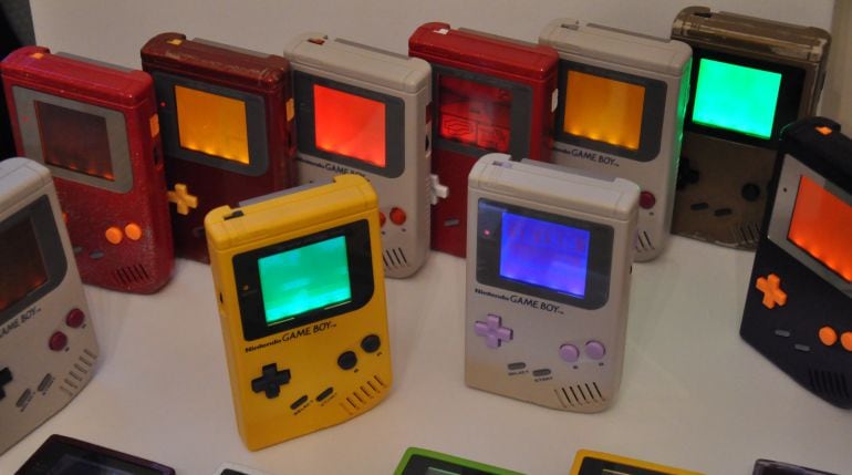 Varias Game Boy Clasic, una de las grandes demandadas del mercado.