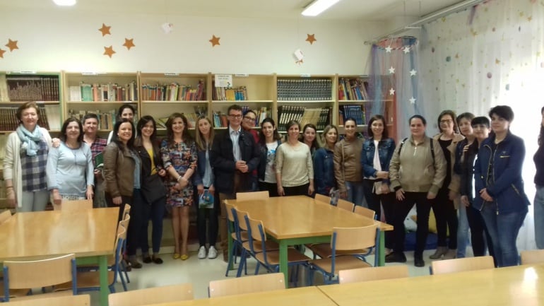 Autoridades con representantes de la comunidad educativa del colegio Virgen del Rosario de Villacarrillo.