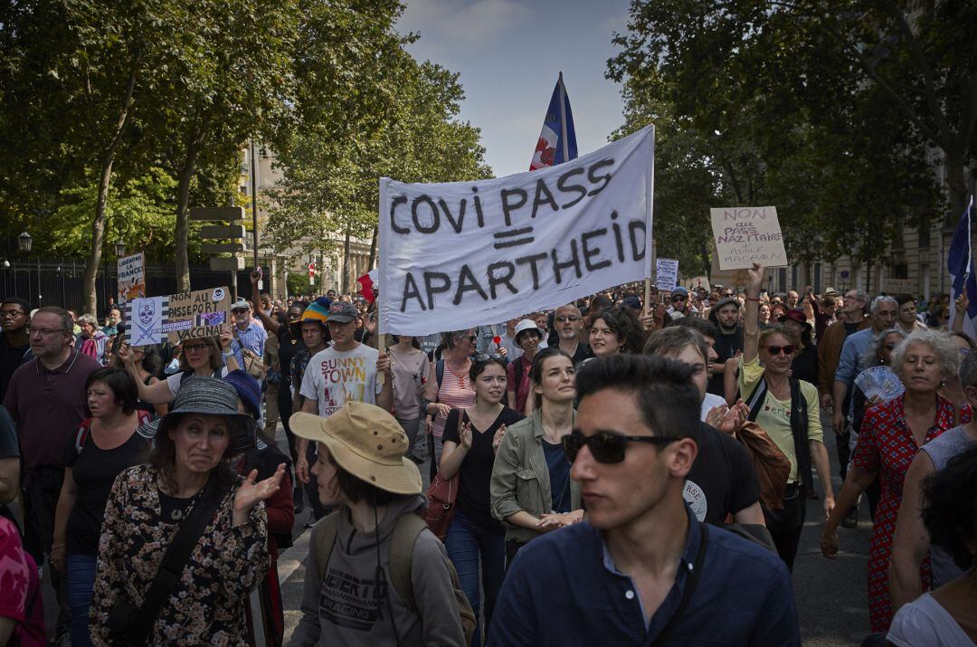 Antivacunas se manifiestan en París (Francia).