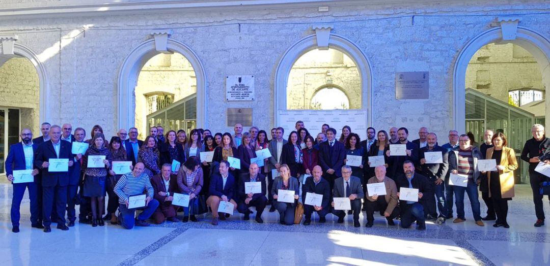 Francesc Colomer, de pie en el centro, junto los representantes de las 63 empresas y entidades galardonadas en Casa Mediterráneo.