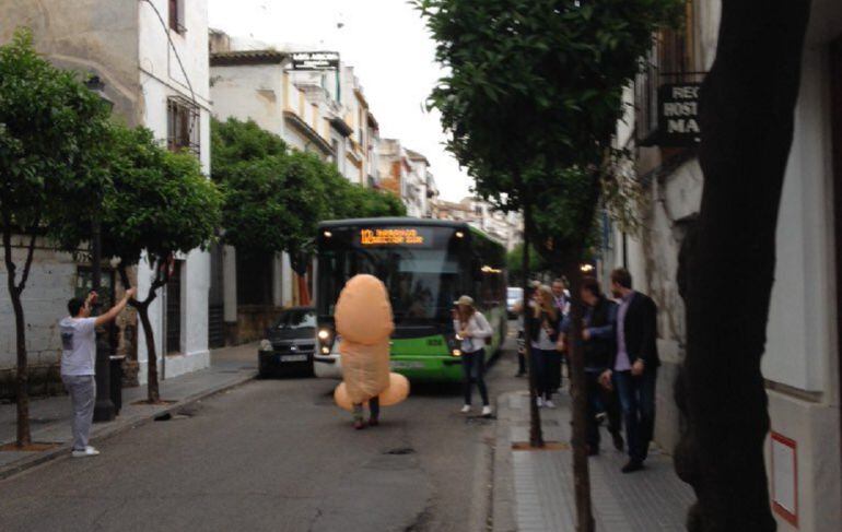 Participantes en una despedida de soltero cortan el tráfico en la Calle San Fernando