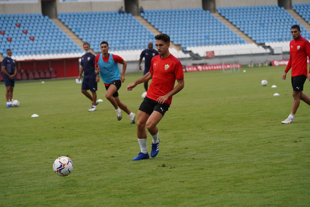 Manu Morlanes entrenando con normalidad.