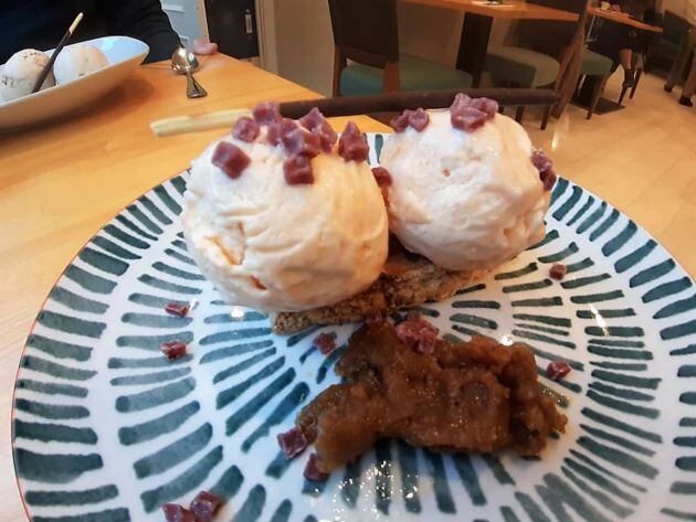 Biscuit de amontillado con bizcocho de nueces y crema de higo