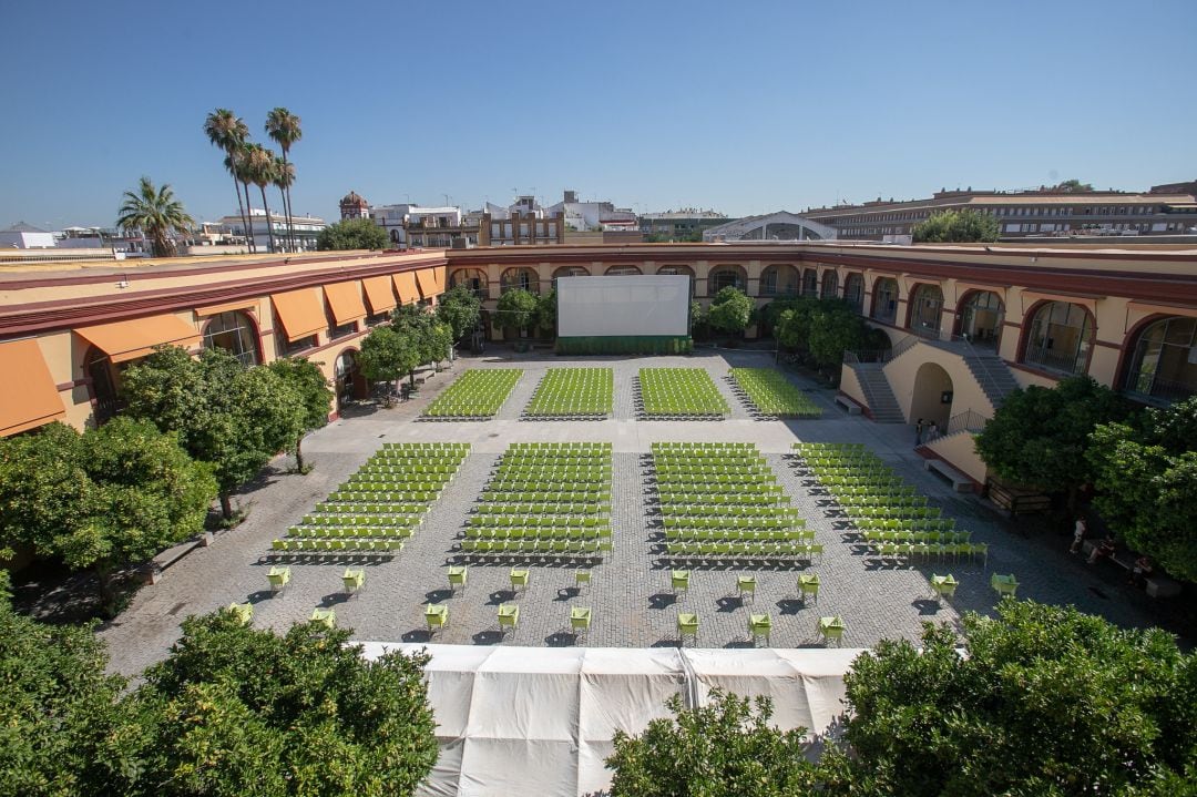 Panorámica del Cine de Verano en el  patio de la Diputación