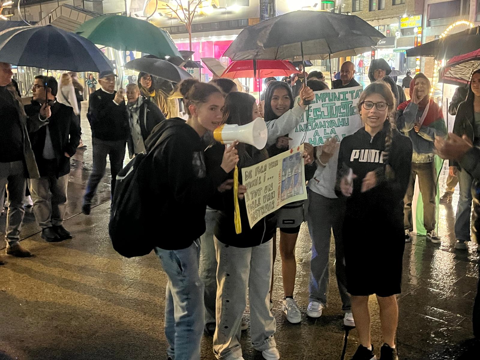 Manifestants desafiant la pluja en la concentració en favor del poble palestí a Andorra la Vella