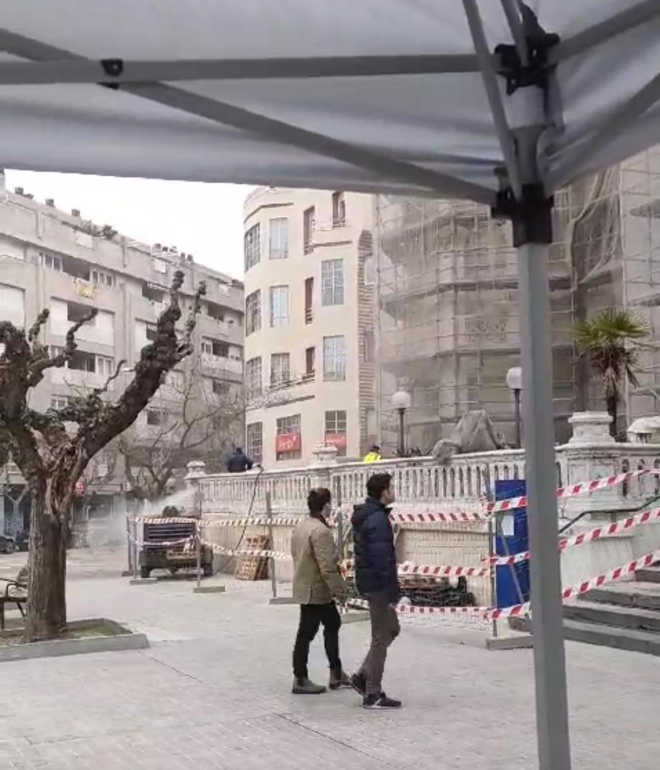 Las obras en la terraza del Casino vistas bajo un toldo del mercado agroecológico