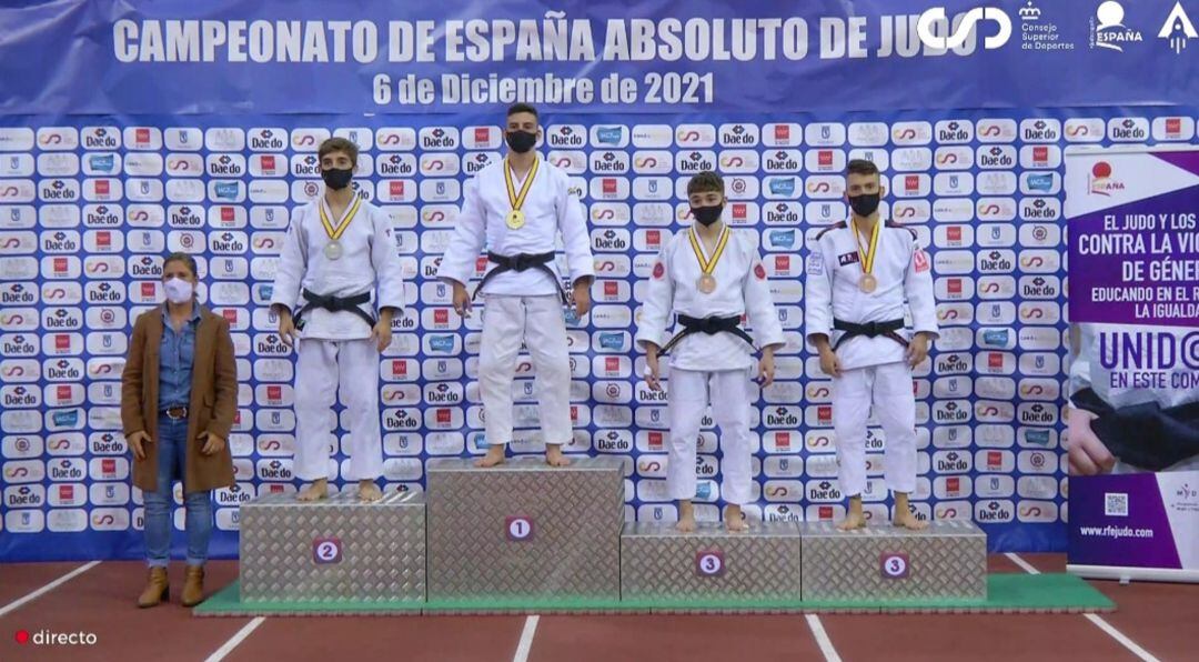 Gaizka Porras en lo alto del podio