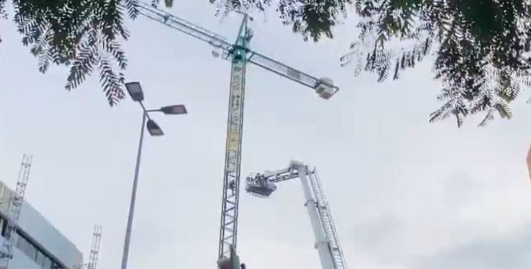 Los Bomberos tratan de rescatar a un hombre que amenaza con lanzarse al vacio desde una grúa en Murcia