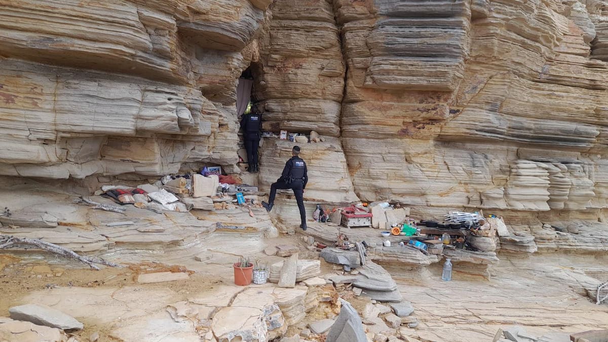 Sancionan a un hombre que vivía en una cueva en Punta Galera