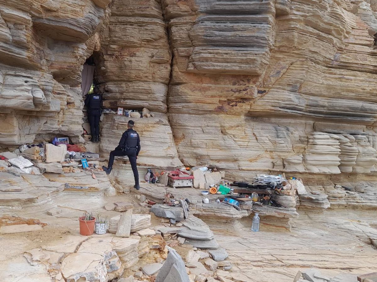 Sancionan a un hombre que vivía en una cueva en Punta Galera