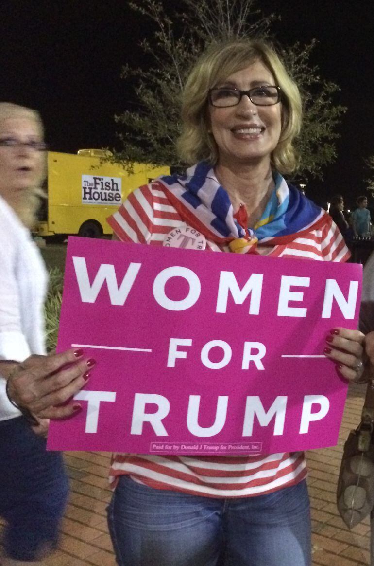 Katherine Parker mostrando un cartel de apoyo de las mujeres a Donald Trump