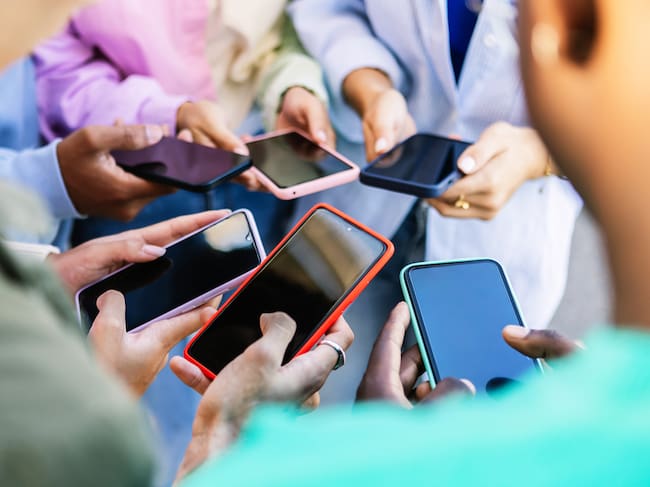 Un grupo de jóvenes con sus teléfonos móviles.