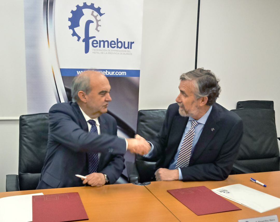 Andrés Hernando, presidente de FEMEBUR (izda) y el rector de la UBU, Manuel Pérez Mateos, en la firma del convenio de colaboración