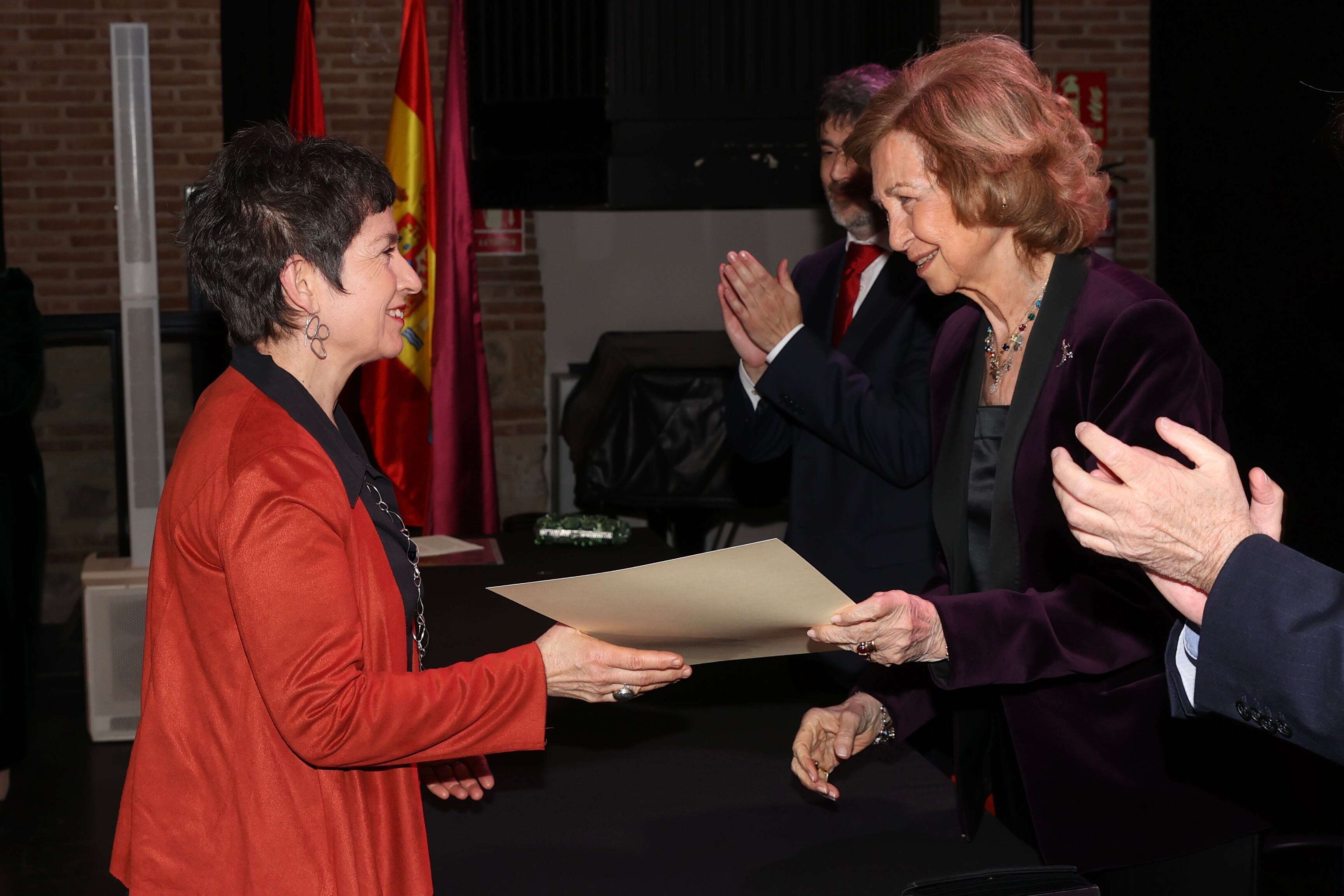 María Oriza recibe el diploma en manos de la Reina Sofía