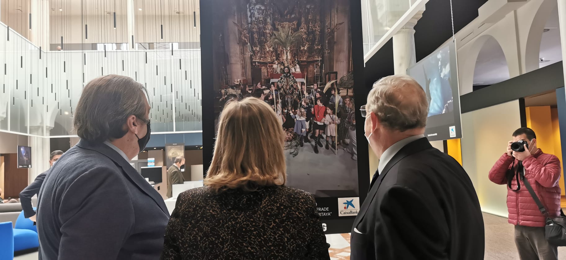 De izquierda a derecha, Juan Manuel Serrano, María Jesús Catalá y Francisco Vélez contemplan la foto ganadora del VI Premio de Fotoperiodismo del Consejo de Cofradías