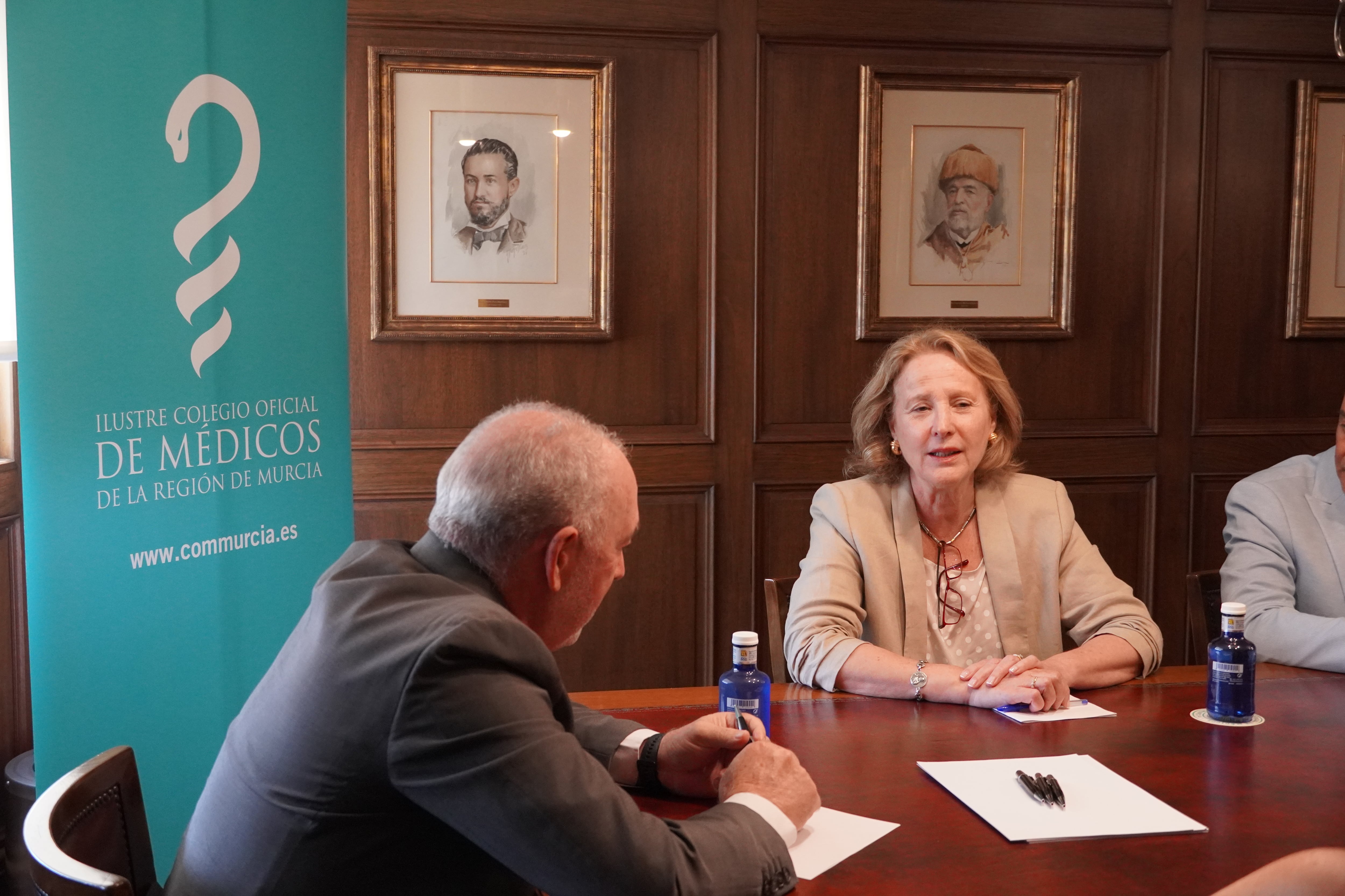 Lourdes Méndez durante su reunión en el Colegio de Médicos