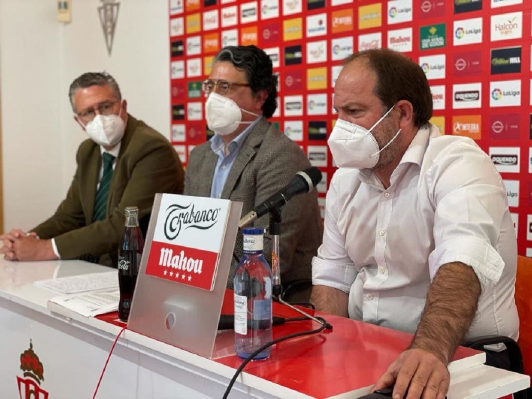 Maestro, Losada y Revuelta durante su comparecencia en Mareo.