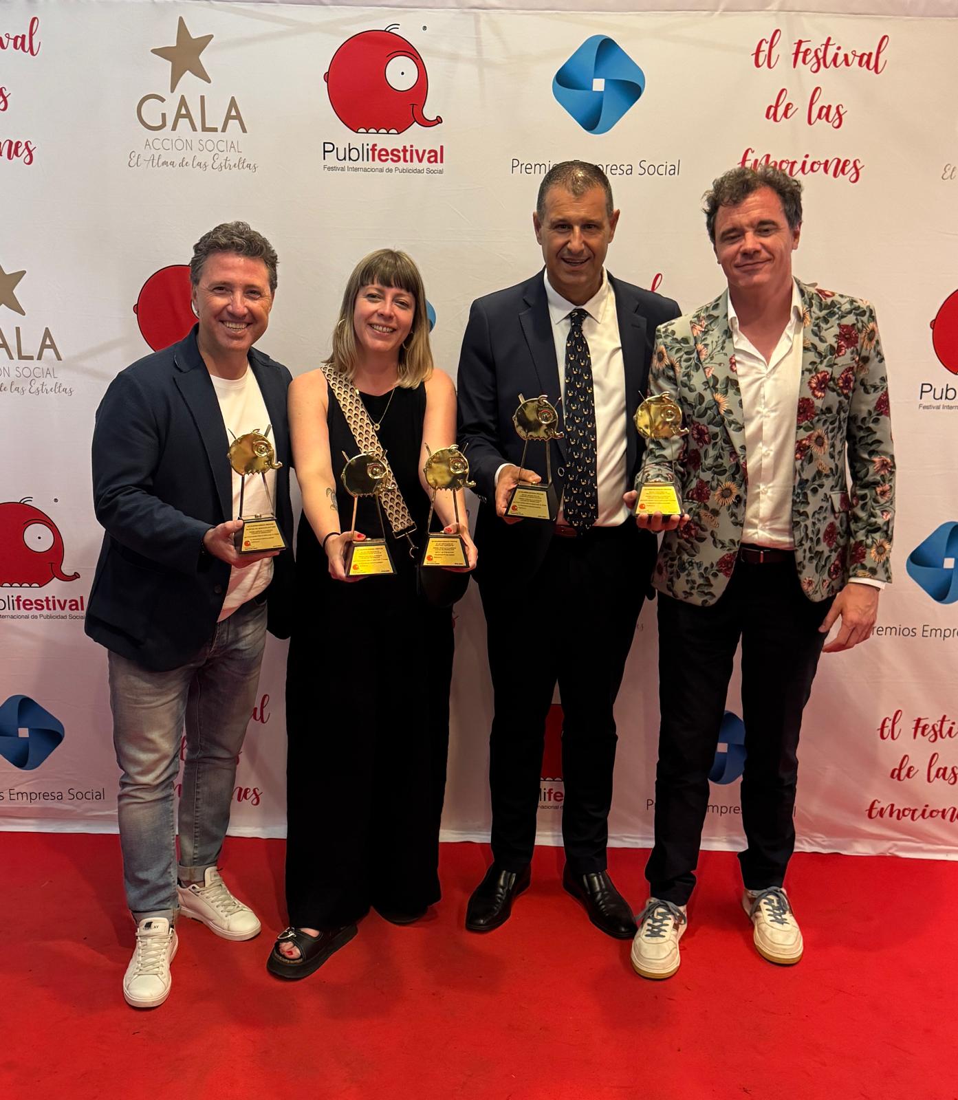Fernando Blasco, Sara Palacino, Sergio Serra y Rafa Maza con los galardones publicitarios conseguidos