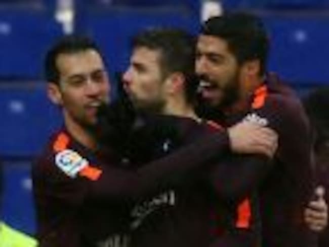Soccer Football - La Liga Santander - Espanyol vs FC Barcelona - RCDE Stadium, Barcelona, Spain - February 4, 2018 Barcelona’s Gerard Pique celebrates with Sergio Busquets and Luis Suarez after scoring their first goal REUTERS/Albert Gea