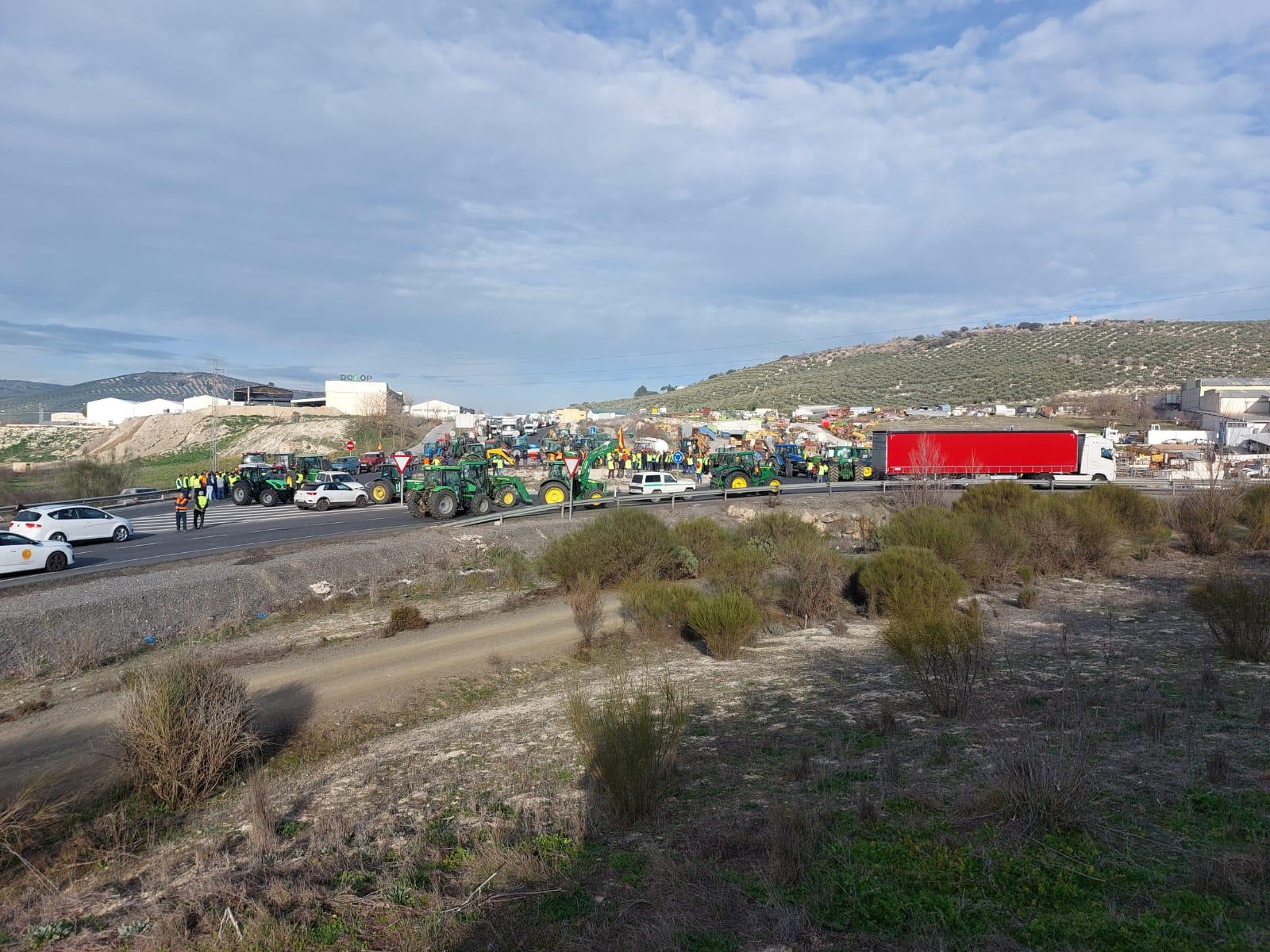 Corte de la carretera N-432 a su paso por Alcalá la Real.