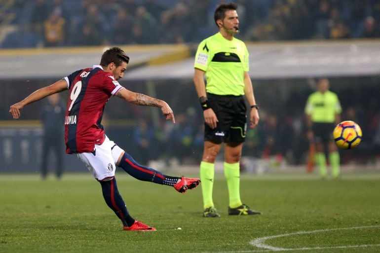 Verdi en el momento de la ejecución de su segundo gol de falta