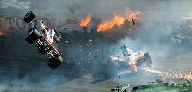 Brutal accidente en la carrera de Texas de la Indycar. En el mismo ha fallecido el piloto y ganador el año pasado, Dan Wheldon