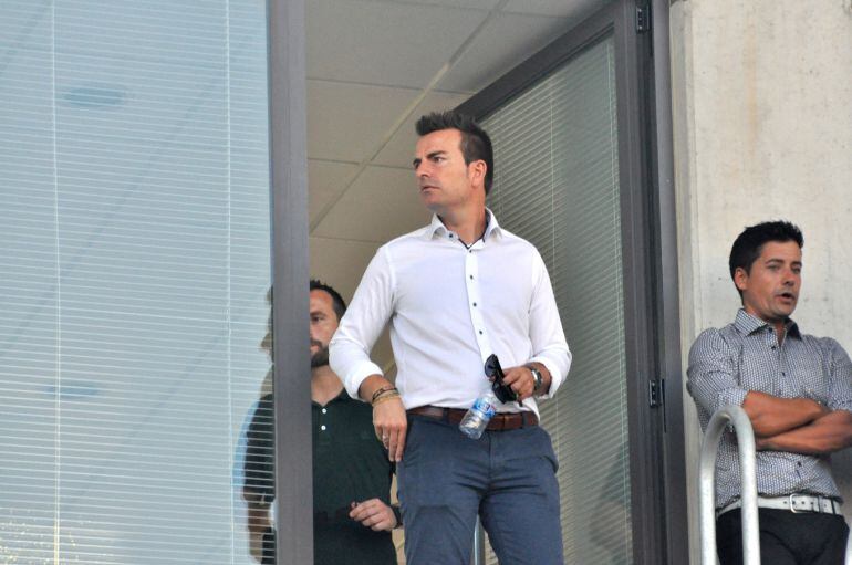 Fernando Gómez, concejal de Deportes de Elda, en el palco del estadio "Nuevo Pepico Amat"