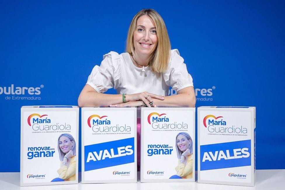 María Guardiola, junto a los avales presentados