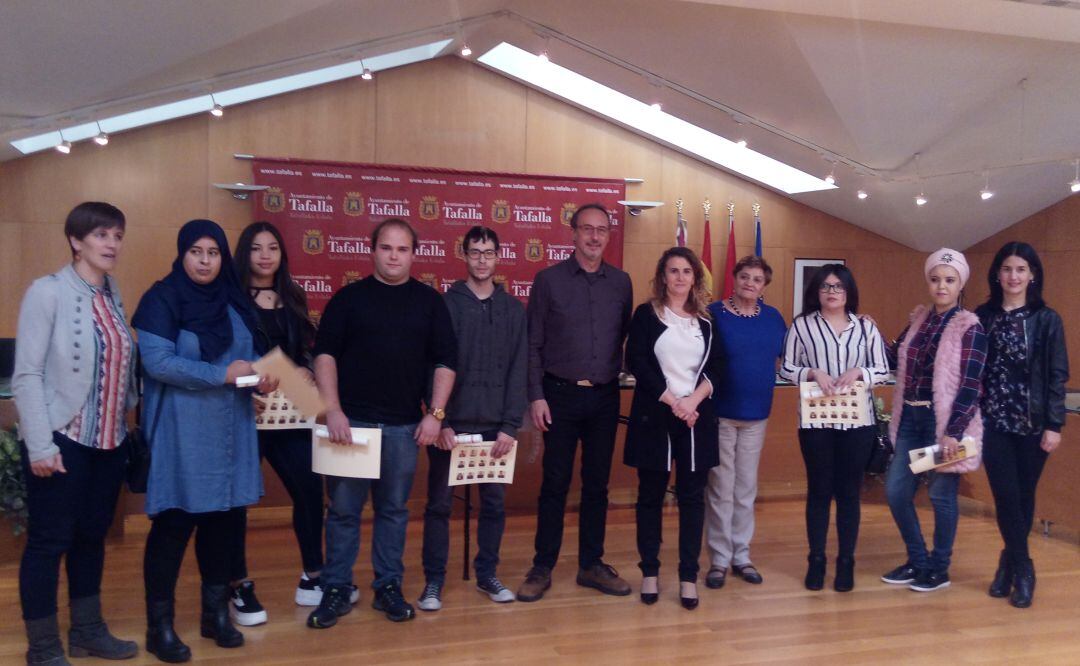 Jóvenes que han recogido su certificado junto a responsables municipales y de la Escuela Taller