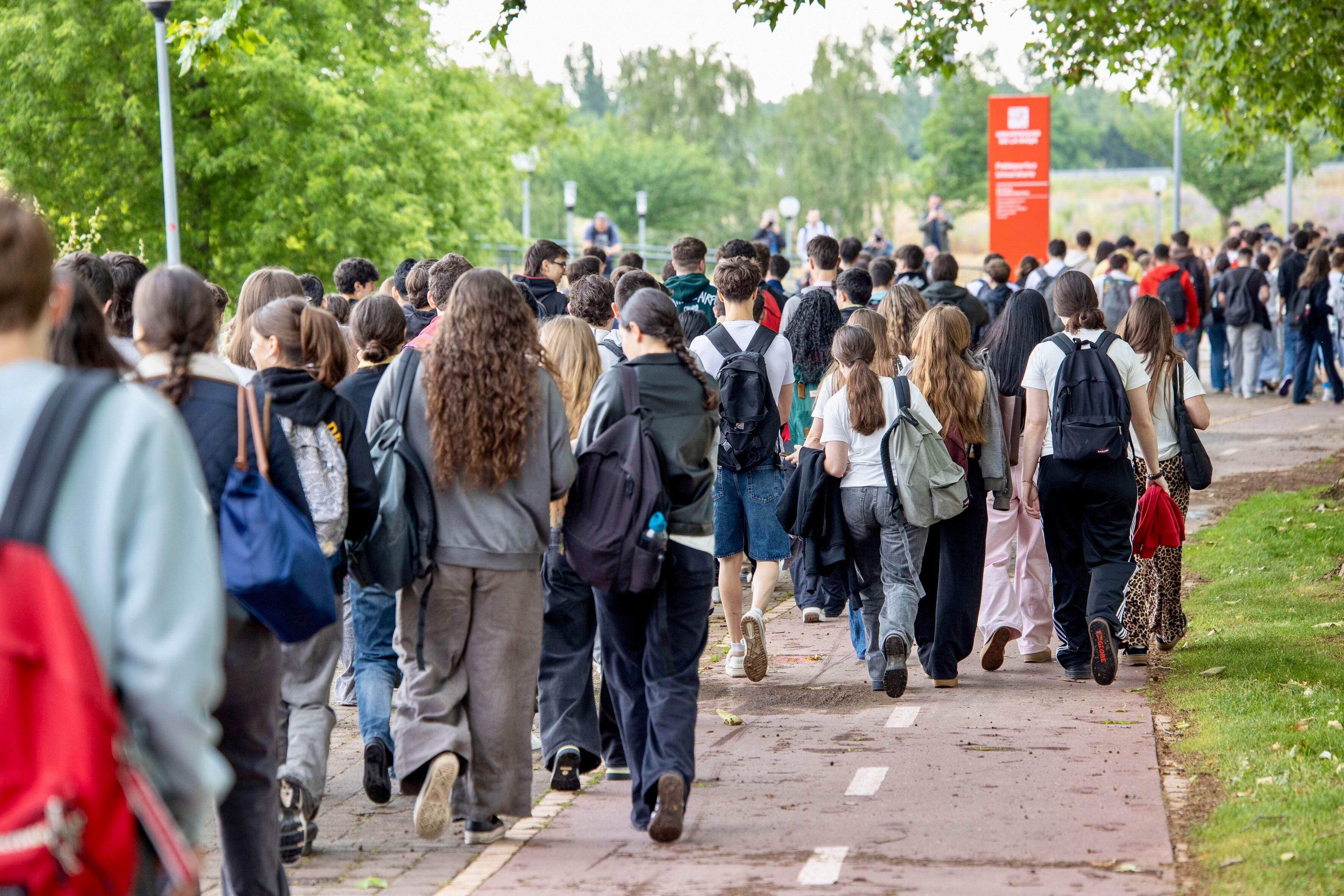 LOGROÑO 03/06/2025.- Un total de 1.598 alumnos matriculados en La Rioja, se presentan estos días a las Pruebas de Acceso a la Universidad (PAU, este martes en Logroño.-EFE/ Raquel Manzanares
